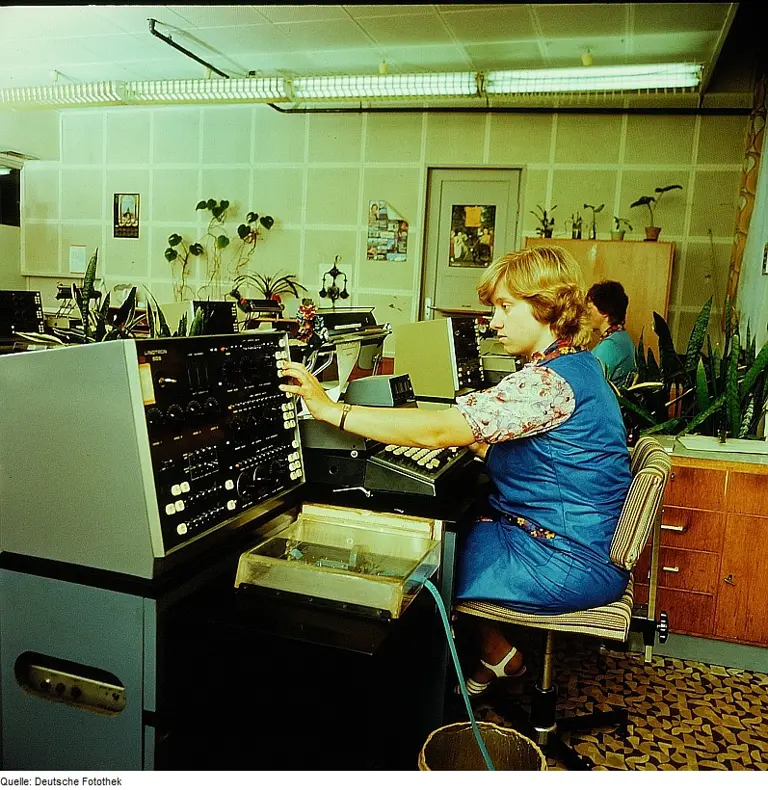 groovy_graphic_design_trends_from_the_1970s_image_3.jpg